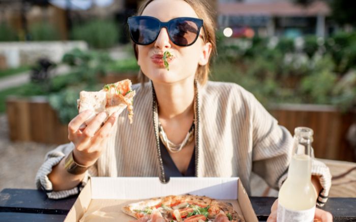 Pancia gonfia dopo aver mangiato la pizza